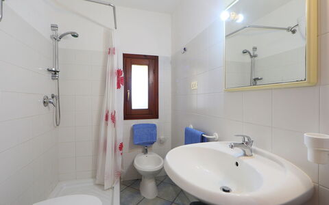 Valledoria 735: Luminaire Plomberie, Robinet, Miroir, Évier, Propriété, Bâtiment, Lavabo, Blanc, Tete De Douche, Salle De Bains