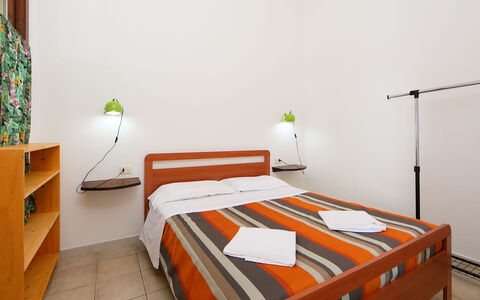 Valledoria 735: Bâtiment, Meubles, Propriété, Confort, Produit, Orange, Bois, Cadre De Lit, Maison, Design Intérieur
