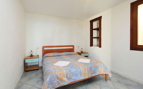 Valledoria 735: Meubles, Bâtiment, Propriété, Confort, Fenêtre, Bleu Azur, Ombre, Bois, Maison, Lit