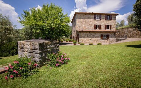 Villa Le Capanne: Propriété, Maison, Herbe, Ciel, Domicile, Chalet, Bâtiment, Immobilier, Lot Terre, Pelouse