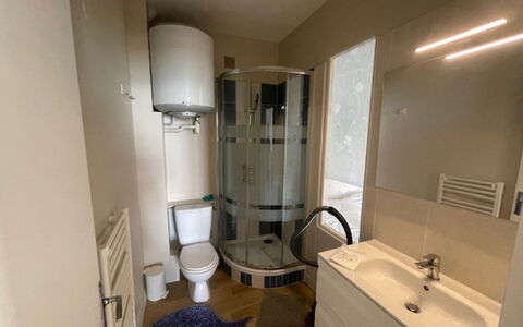 L'Abri des Flots: Miroir, Évier, Propriété, Robinet, Luminaire Plomberie, Lavabo, Armoire De Toilette, Bâtiment, Salle De Bains, Design Intérieur