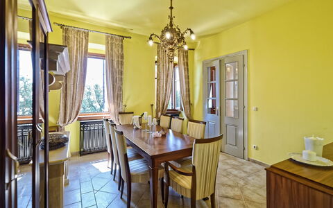 Maria: Pièce, Propriété, Salle À Manger, Meubles, Design Intérieur, Jaune, Bâtiment, Immobilier, Table, Plafond