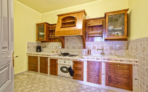 Maria: Pièce, Cabinetry, Meubles, Cuisine, Propriété, Comptoir, Tuile, Design Intérieur, Bâtiment, Sol