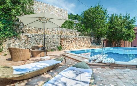 Maria: Propriété, Piscine, Immobilier, Bâtiment, Maison, Mur, Pièce, Loisir, Arbre, Domicile