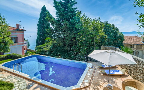 Maria: L'Eau, Nuage, Ciel, Propriété, Plante, Piscine, Bleu Azur, Bleu, Bâtiment, Arbre