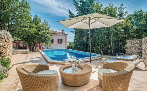 Maria: Propriété, Domicile, Immobilier, Maison, Patio, Meubles, Bâtiment, Piscine, Biens, Arbre