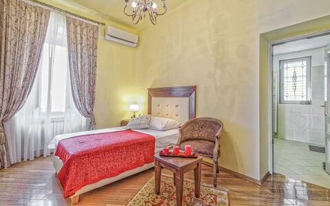 Maria: Pièce, Chambre, Meubles, Propriété, Design Intérieur, Lit, Sol, Rideau, Drap De Lit, Cadre De Lit