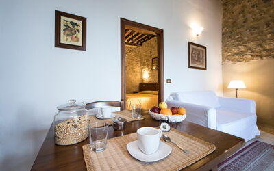 Apartment 101: Pièce, Propriété, Design Intérieur, Meubles, Bâtiment, Table, Maison, Mur, Immobilier, Restaurant