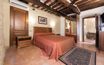 Double Bedroom: Chambre, Pièce, Propriété, Meubles, Lit, Bâtiment, Plafond, Design Intérieur, Drap De Lit, Immobilier