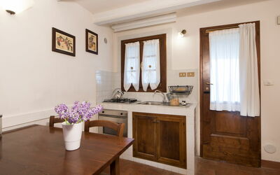 Aparment 105: Pièce, Propriété, Meubles, Bâtiment, Design Intérieur, Plafond, Sol, Dur, Table, Maison