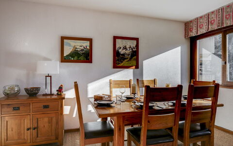 Fleurs des Alpes: Meubles, Table, Cabinetry, Cadre, Bois, Chaise, Bâtiment, Fenêtre, Sol, Tiroir