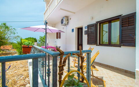 Josip: Bâtiment, Fenêtre, Plante, Ciel, Ombre, Éclairage, Design Intérieur, Bois, Maison, Immobilier