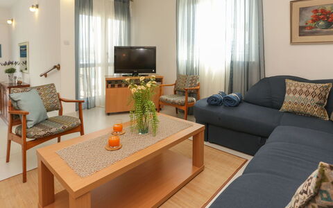 Villa Anita: Salon, Meubles, Pièce, Propriété, Design Intérieur, Table Basse, Table, Immobilier, Bâtiment, Domicile