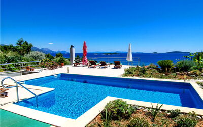 Orebić 109: L'Eau, Ciel, Plante, Piscine, Bleu Azur, Rectangle, Mobilier De Jardin, Arbre, Ombre, Ville Resort