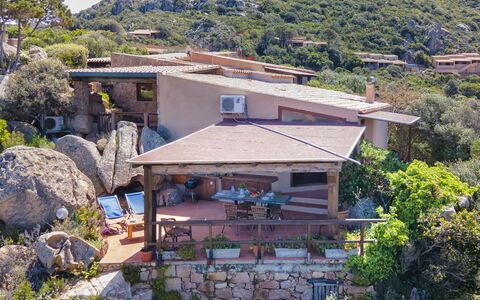 Il Muto: Plante, Fenêtre, Bâtiment, Montagne, Ciel, Arbre, Paysage Naturel, Maison, Montagnes Relief, Paysage