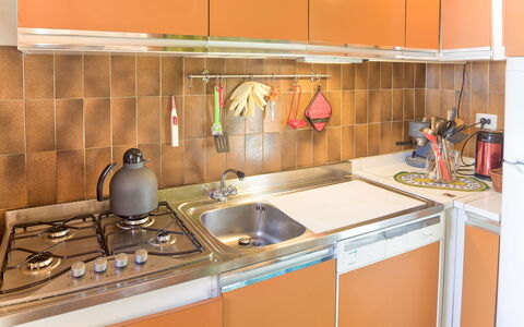 The Twins Apartment - Champoluc: Cuisine, Pièce, Comptoir, Propriété, Cabinetry, Meubles, Evier, Évier, Tuile, Cuisinière