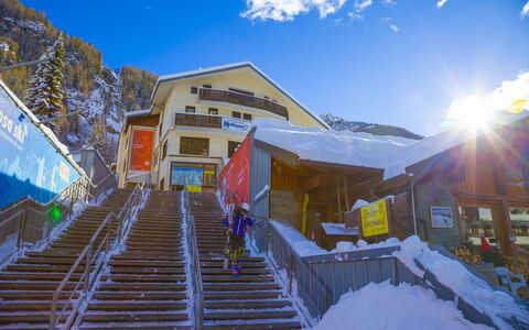 The Twins Apartment - Champoluc: Montagne, Ciel, Neige, L'Hiver, Architecture, Maison, Chaîne De Montagnes, Bâtiment, Géologique Phénomène, Station De Montagne