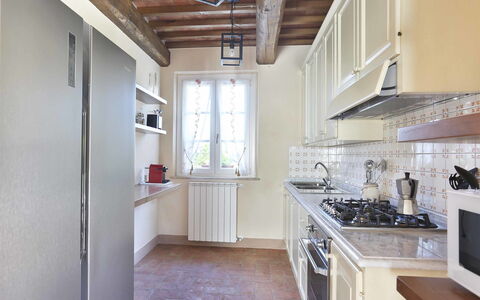 Il Grappolo: Comptoir, Propriété, Pièce, Cuisine, Meubles, Bâtiment, Sol, Cabinetry, Design Intérieur, Plafond