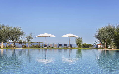 Il Grappolo: L'Eau, Recours, Propriété, Piscine, Ciel, Loisir, Arbre, Vacances, Miroir D'Eau, Architecture
