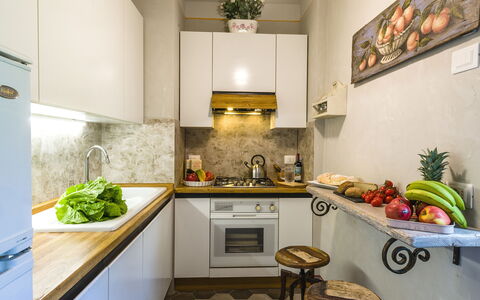Michelangelo Cortona Apartment: Comptoir, Pièce, Propriété, Design Intérieur, Meubles, Cuisine, Plafond, Vert, Sol, Bâtiment
