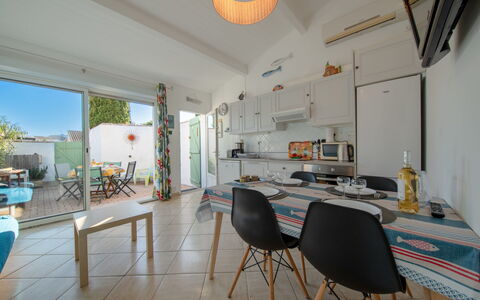 Les Oyats: Meubles, Table, Propriété, Chaise, Plante, Éclairage, Orange, Bois, Design Intérieur, Cuisine