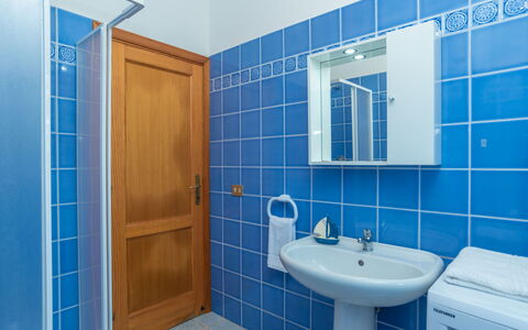 Trebbiano: Miroir, Luminaire Plomberie, Évier, Propriété, Robinet, Lavabo, Bleu, Violet, Salle De Bains, Bleu Azur