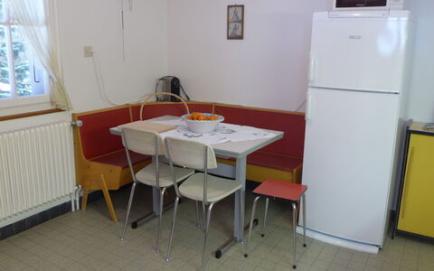 Chalet Clairval: Meubles, Table, Chaise, Fenêtre, Design Intérieur, Bois, Sol, Sol, Bâtiment, Matériel De La Propriété