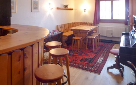Chalet Clairval: Meubles, Propriété, Table, Bois, Fenêtre, Design Intérieur, Éclairage, Sol, Sol, Dur