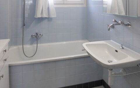 Chalet Clairval: Baignoire, Luminaire Plomberie, Robinet, Propriété, Fenêtre, Salle De Bains, Douche, Rectangle