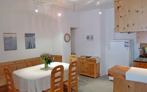 Chesa Cromer: Pièce, Propriété, Meubles, Bâtiment, Design Intérieur, Sol, Plafond, Maison, Immobilier, Table