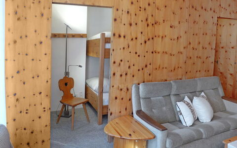 Chesa Cromer: Pièce, Meubles, Propriété, Design Intérieur, Mur, Maison, Bâtiment, Salon, Immobilier, Sol