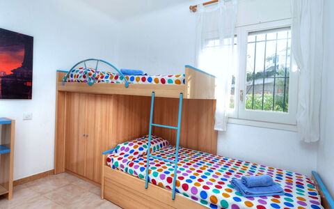 Cap Ras: Lit, Meubles, Pièce, Chambre, Propriété, Drap De Lit, Cadre De Lit, Design Intérieur, Hôtel, Literie