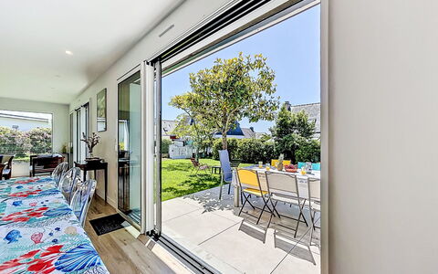 Bon Port: Domicile, Appartement, Ombre, Accueil Porte, Chaise, Plante D'Appartement, Balcon, Daylighting, Villa, Eco Hôtel