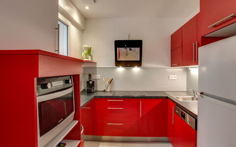 Bon Port: Comptoir, Cabinetry, Pièce, Rouge, Cuisine, Propriété, Design Intérieur, Meubles, Bâtiment, Principaux Appliance
