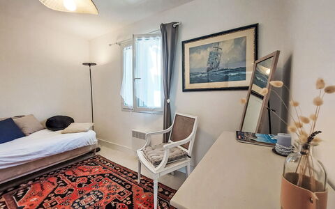 Bon Port: Meubles, Cadre, Bleu Azur, Bois, Confort, Textile, Bâtiment, Architecture, Sol, Sol