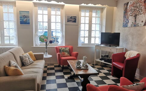 La Congrière: Meubles, Propriété, Canapé, Fenêtre, Cadre, Table, Design Intérieur, Canapé-Lit, Sol, Sol