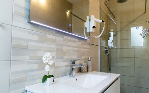 Sunny Adriatic: Salle De Bains, Design Intérieur, Sol, Mur, Luminaire Plomberie, Sol, Miroir, Armoire De Toilette, Robinet, Lavabo