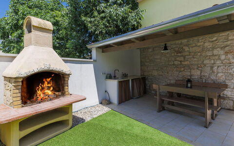 Ana: Extérieur Banc, Bois, Plante, Arbre, Design Intérieur, Mur, Ciel, Mobilier De Jardin, Ombre, Immobilier