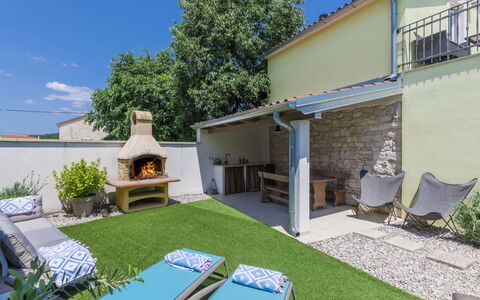 Ana: Plante, Ciel, Propriété, Bâtiment, Ombre, Architecture, Herbe, Mobilier De Jardin, Loisir, Maison