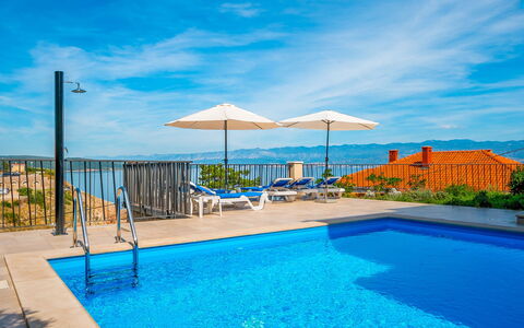 Vali 1: L'Eau, Nuage, Ciel, Plante, Piscine, Bleu, Bleu Azur, Ombre, Station Balnéaire, Mobilier De Jardin