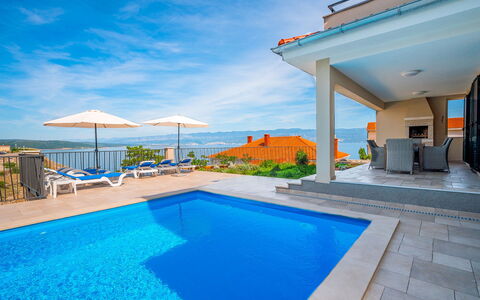 Vali 1: L'Eau, Ciel, Plante, Nuage, Propriété, Piscine, Bleu Azur, Bâtiment, Ombre, Mobilier De Jardin