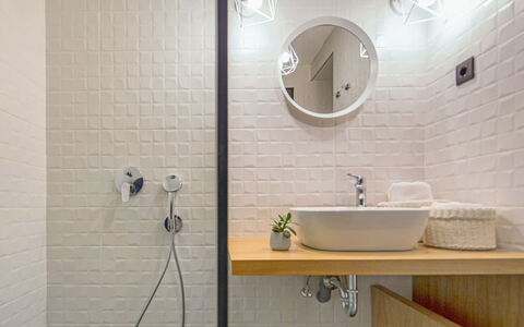 2M: Miroir, Robinet, Luminaire Plomberie, Évier, Lavabo, Salle De Bains, Bâtiment, Bois, Armoire De Toilette, Design Intérieur