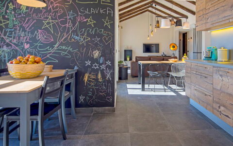2M: Table, Meubles, Cabinetry, Bois, Sol, Sol, Bâtiment, Salon, Chaise, Tiroir