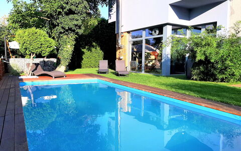 Řeporyje: L'Eau, Plante, Propriété, Piscine, Bleu Azur, Bleu, Ombre, Bâtiment, Arbre, Plan D'Eau
