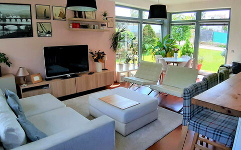 Řeporyje: Canapé, Propriété, Meubles, Table, Fenêtre, Plante D'Appartement, Plante, Éclairage, Salon, Confort