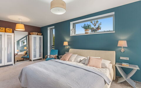 Řeporyje: Meubles, Lit, Chambre, Design Intérieur, Plafond, Bois, Drap De Lit, Sol, Literie, Sol