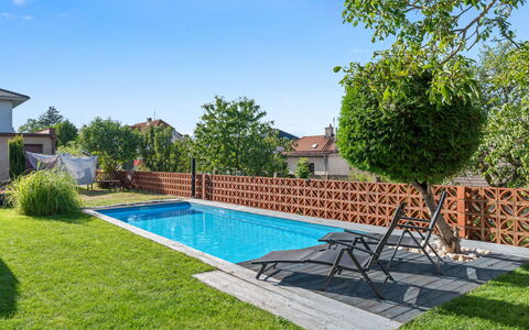 Řeporyje: Piscine, Zone Résidentielle, Jardin, Domicile, Composite, Mobilier De Jardin, Arrière-Cour, Eco Hôtel, Ombre, Loisir