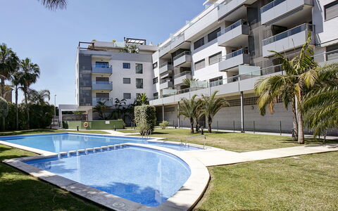 Marina Raset: Bâtiment, Plante, Ciel, L'Eau, Propriété, Fenêtre, Arbre, Piscine, Design Urbain, Architecture