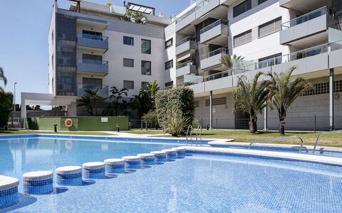 Marina Raset: L'Eau, Bâtiment, Jour, Propriété, Plante, Fenêtre, Ciel, Bleu Azur, Piscine, Arbre
