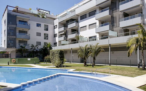 Marina Raset: Bâtiment, Propriété, Fenêtre, Plante, Ciel, L'Eau, Arbre, Piscine, Architecture, Design Urbain